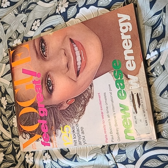 Vintage Vogue Magazine January 1977 - Picture 1 of 3